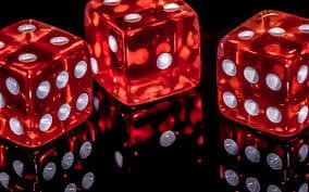 Bagan pembayaran Caribbean Stud Poker ditampilkan jelas di meja pelangi 123